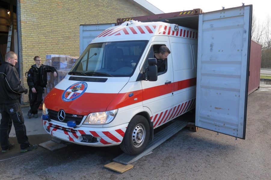2016 02 Ambulance køres i container